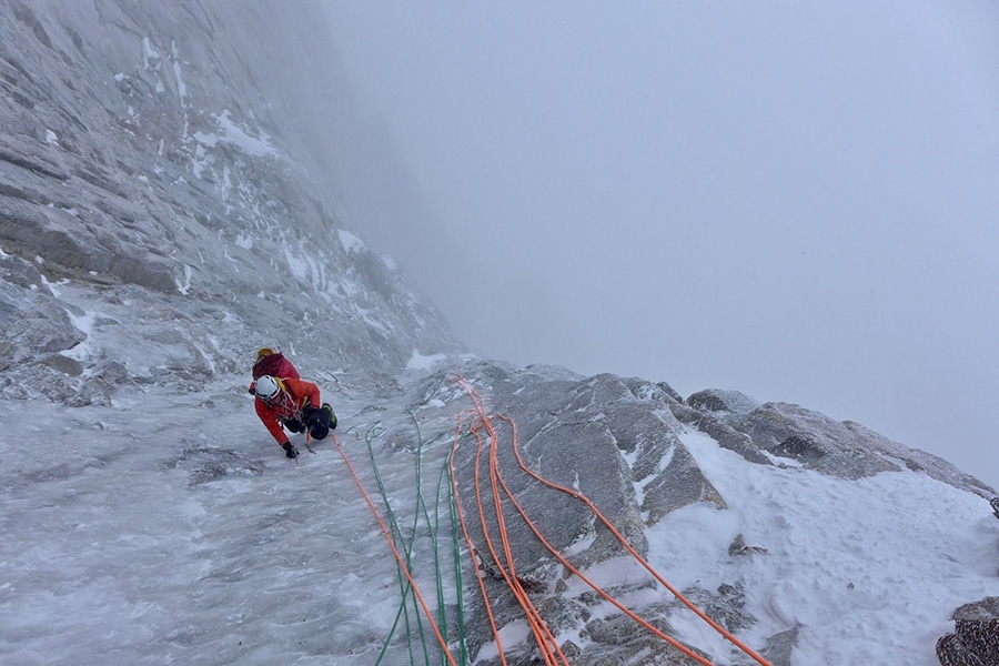 Grandes Jorasses, No siesta, Bonatti - Vaucher, Monte Bianco, Luka Lindič, Ines Papert 