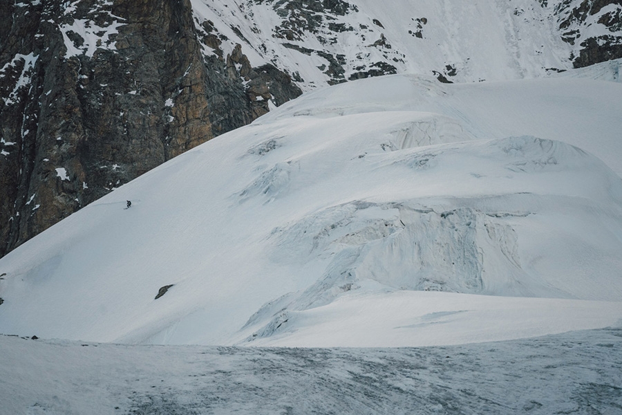 K2 Andrzej Bargiel, first ski descent