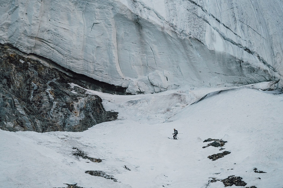 K2 Andrzej Bargiel, first ski descent