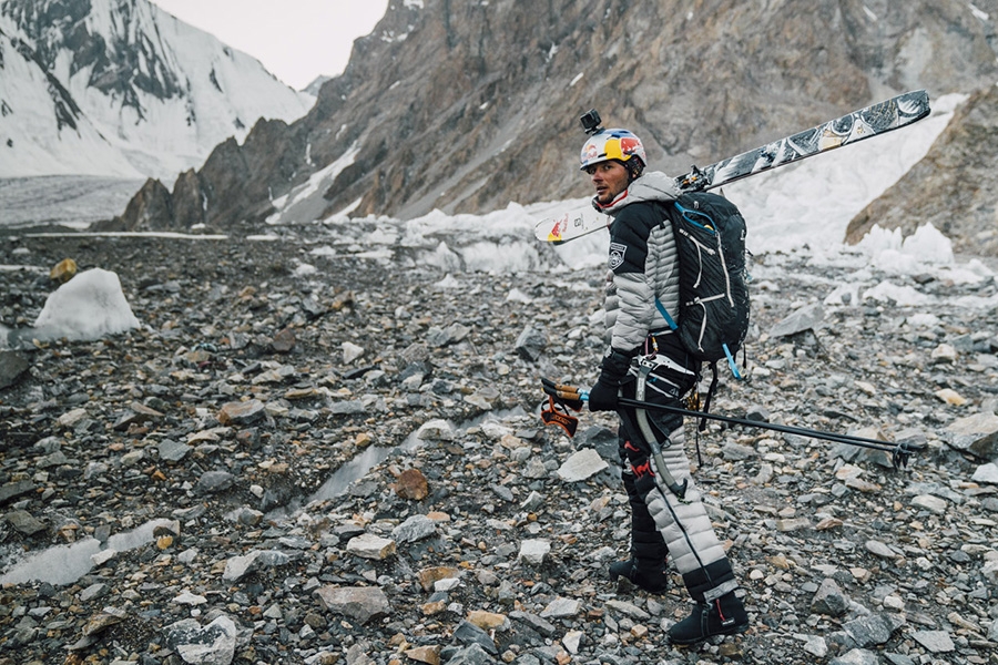 K2 Andrzej Bargiel, first ski descent