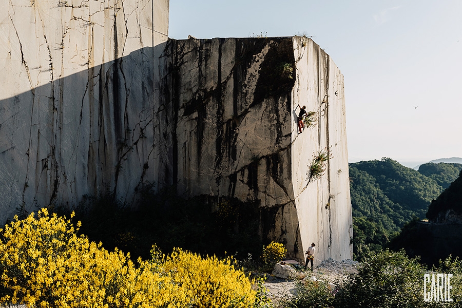 Carie, Cave di marmo, Alpi Apuane