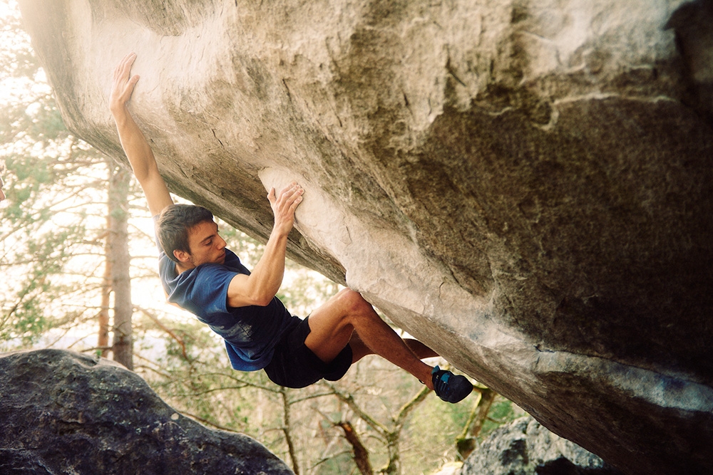 Soudain Seul, the trailer of Simon Lorenzi's boulder at Fontainebleau