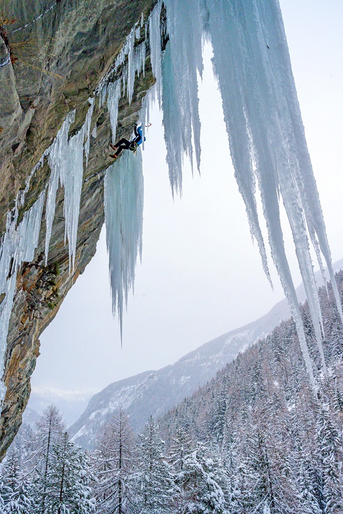 Falesia della Centrale, dry tooling in Valgrisenche, Valle d'Aosta