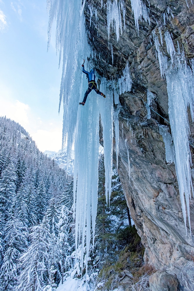 Falesia della Centrale, dry tooling in Valgrisenche, Valle d'Aosta