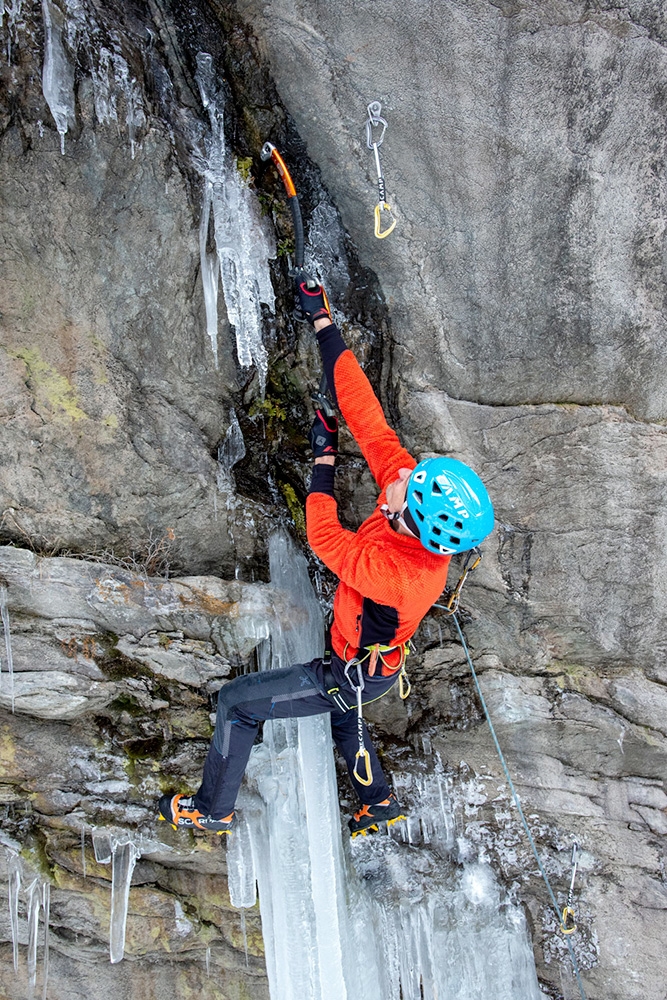 Falesia della Centrale, dry tooling in Valgrisenche, Valle d'Aosta