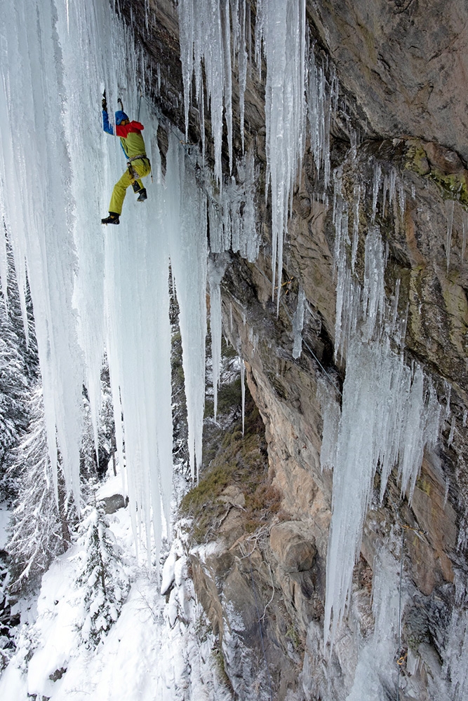 Falesia della Centrale, dry tooling in Valgrisenche, Valle d'Aosta