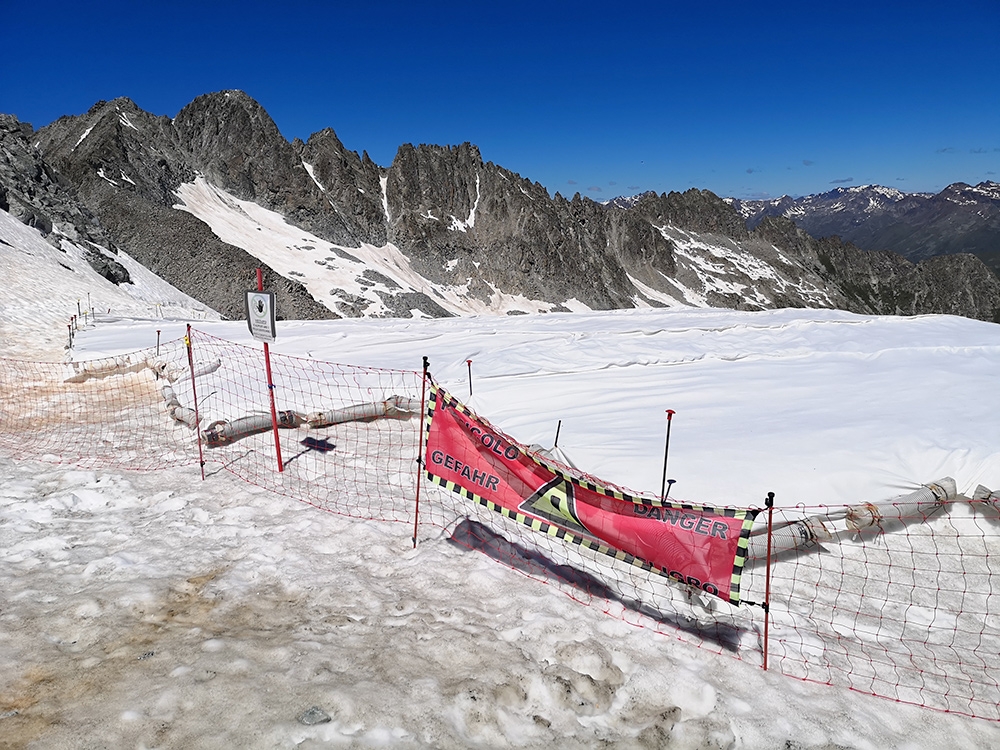Glaciers covered in Geotextile reflexive blankets 