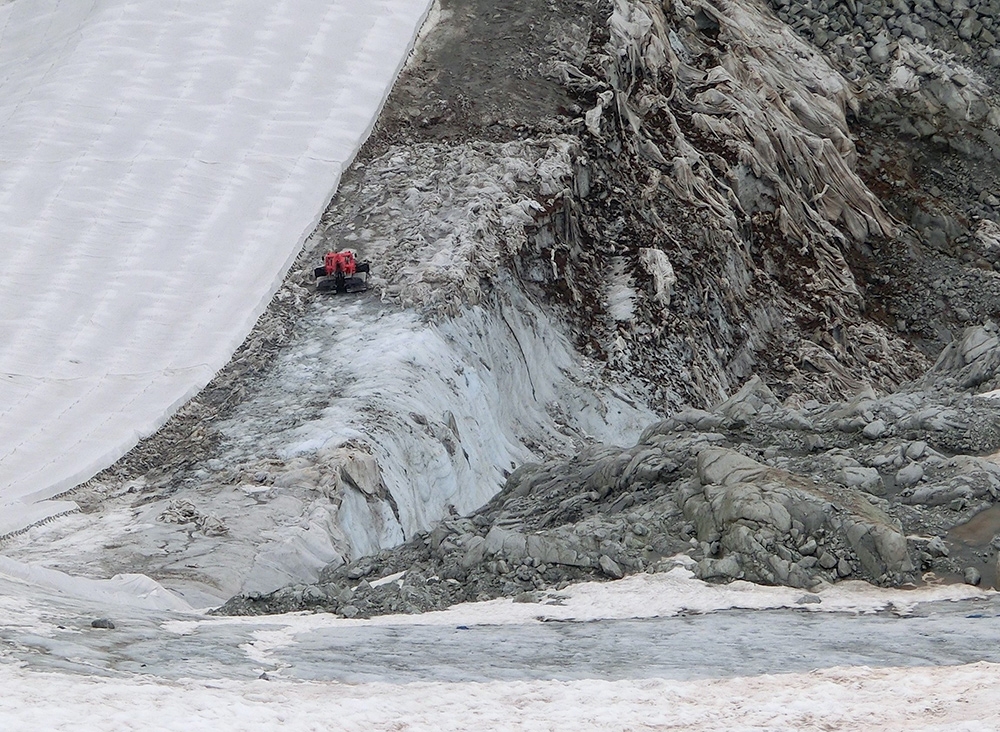 Glaciers covered in Geotextile reflexive blankets 
