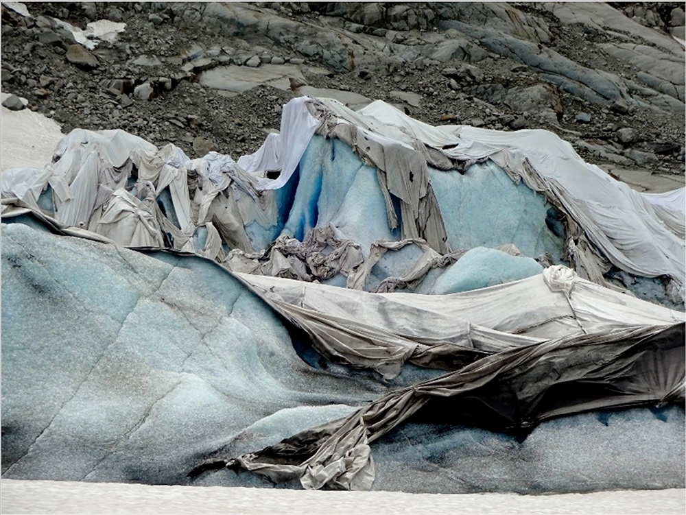 Glaciers covered in Geotextile reflexive blankets 