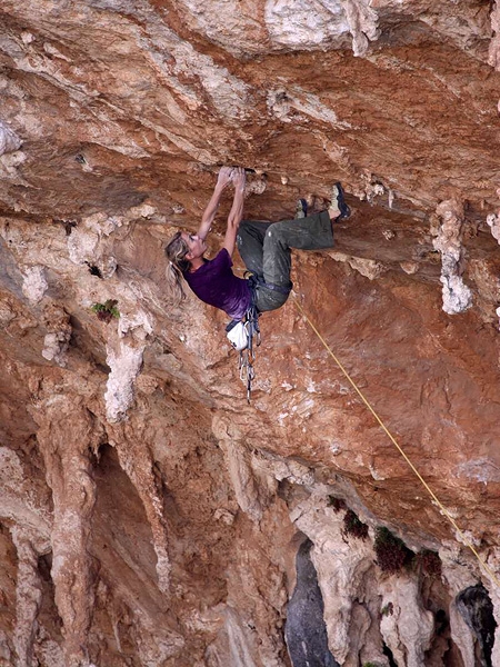 Sikati Cave, Kalymnos, Grecia. Maja Vidmar in azione. 