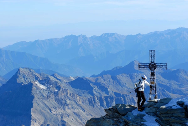 17 ore e 40’ per tutte le cime del M.te Rosa piÃ¹ il Cervino