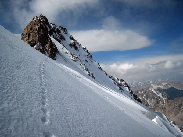 Alpinismo: Vetta del Kahn-Tengri (7010m) per Luca Vuerich