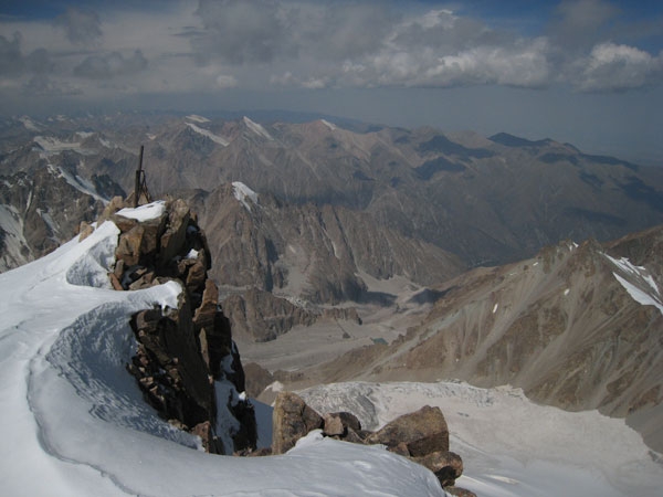 Alpinismo: Vetta del Kahn-Tengri (7010m) per Luca Vuerich