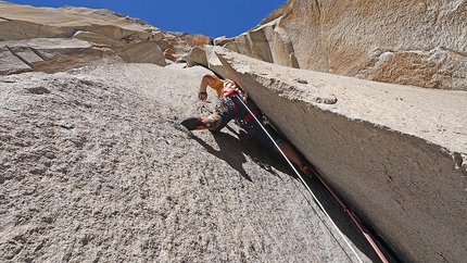 Astroman Washington Column - Astroman: Maurizio Oviglia onsighting the squeeze on pitch 5 of Astroman, Yosemite Valley