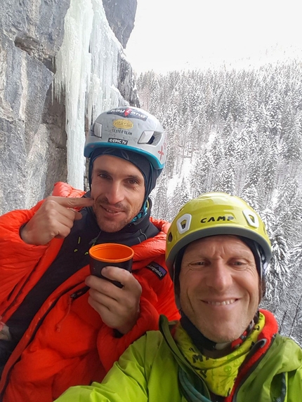 L'ultima Frangia Val Brenta Bassa - L'ultima Frangia: Claudio Migliorini e Roberto Parolari durante la prima salita il 07/02/2018. Sullo sfondo Sotto gli occhi della luna 