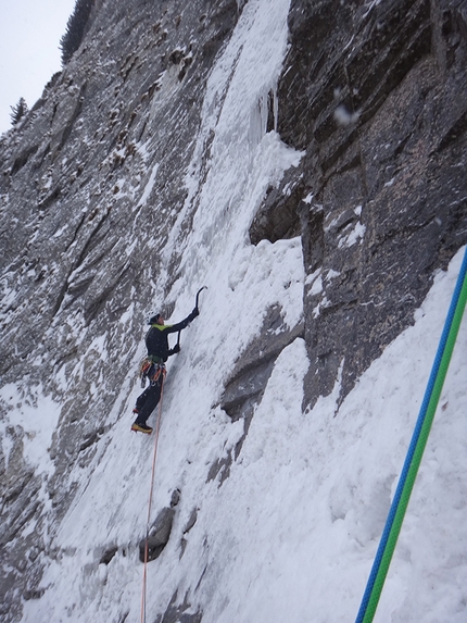 Risiko variation to Mostro di Avers - Thron Val d'Avers - Risiko variation to Mostro di Avers - Thron: Leo Gheza climbing thin ice on pitch 1