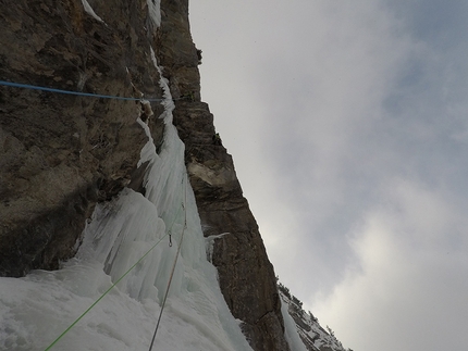 Risiko variation to Mostro di Avers - Thron Val d'Avers - Risiko variation to Mostro di Avers - Thron: Daniel Benz and Matteo Rivadossi climbing two different second pitches