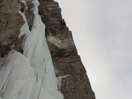 Risiko variation to Mostro di Avers - Thron Val d'Avers - Risiko variation to Mostro di Avers - Thron: climbing towards the airy arete on pitch 2