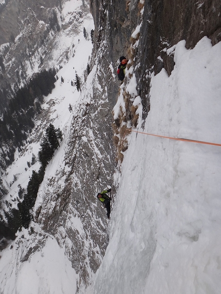 Variante Risiko al Mostro di Avers Val d'Avers - Variante Risiko al Mostro di Avers: uscita aerea di L2 con gli svizzeri in sosta a sx 