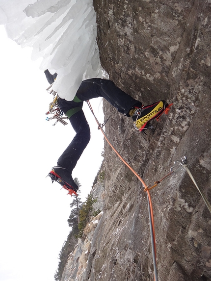 Variante Risiko al Mostro di Avers Val d'Avers - Variante Risiko al Mostro di Avers: Matteo Rivadossi sul passo di M6 per prendere il ghiaccio di L3 