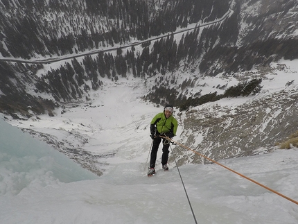 Risiko variation to Mostro di Avers - Thron Val d'Avers - Risiko variation to Mostro di Avers - Thron: Matteo Rivadossi abseiling