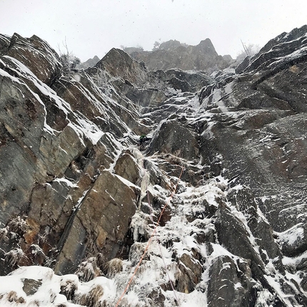 Burian Paretone di Chevril - Burian: Matteo Giglio climbing the first pitch, Scottish style