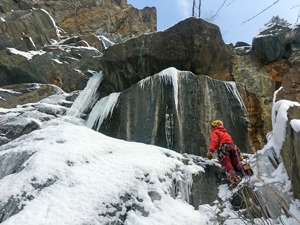 Burian Paretone di Chevril - Burian:  pitch 4, François Cazzanelli works out where to go