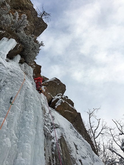 Burian Paretone di Chevril - Burian: in Valle di Cogne: François Cazzanelli on pitch 5, heading towards the end of the ice