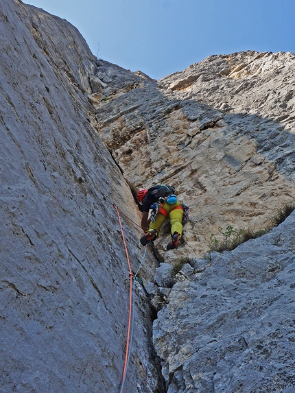 Viaggio nel Passato Monte Casale II° Pilastro - Viaggio nel Passato: Rolando Larcher sale il Gran diedro del undicesimo tiro nel 2018