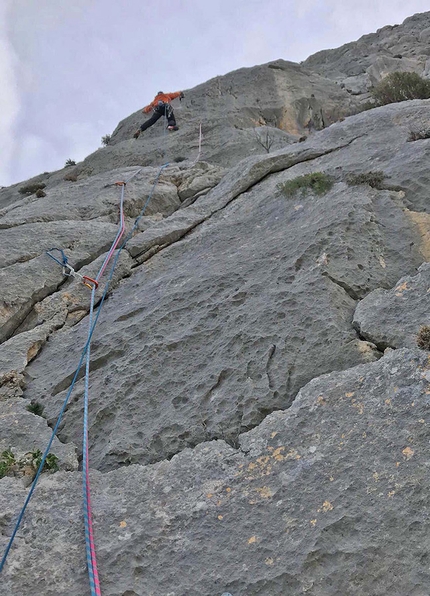 Passavamo sulla terra leggeri Punta Cusidore - Passavamo sulla terra leggeri: Punta Cusidore, Sardegna: Maurizio Oviglia chioda il quarto tiro di Passavamo sulla terra leggeri, novembre 2017