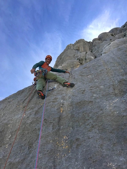 Passavamo sulla terra leggeri Punta Cusidore - Passavamo sulla terra leggeri: Maurizio Oviglia sulla via Passavamo sulla terra leggeri, Punta Cusidore, Sardegna. Il settimo tiro inizia su una fantastica rigola