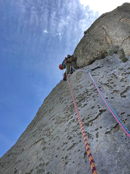 Passavamo sulla terra leggeri Punta Cusidore - Passavamo sulla terra leggeri: Maurizio Oviglia sullo splendido ottavo tiro di Passavamo sulla terra leggeri, Punta Cusidore, Sardegna