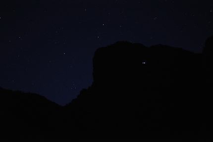 Spigolo Giacomo Deiana Mal Sokolit Sperone Sud Est - Spigolo Giacomo Deiana: luci del bivacco di notte 