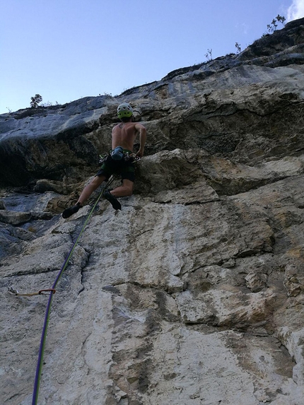 La donna nuda con le mani in tasca Parete dei Preeri, Monte Baldo - La donna nuda con le mani in tasca: Tommaso Marchesini in apertura del terzo tiro, Busa dei Preeri