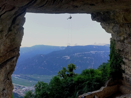 La donna nuda con le mani in tasca Parete dei Preeri, Monte Baldo - La donna nuda con le mani in tasca: Risalita delle statiche, Busa dei Preeri