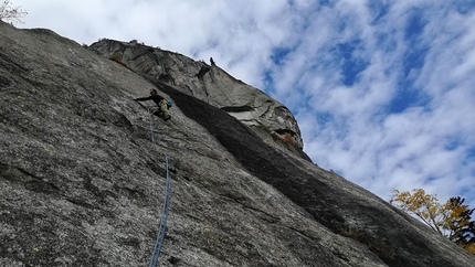 Allegro non troppo Precipizio degli Asteroidi - Val di Mello - Allegro non troppo: Precipizio degli Asteroidi, Val di Mello: Luca Maspes sulla placca di L4