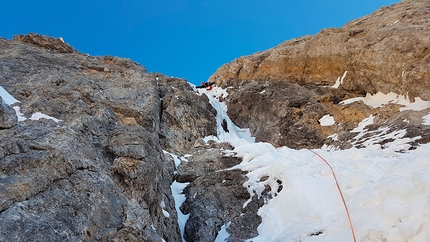 Filo d'Ambiez  Cima d'Ambiez - Filo d'Ambiez : Cima d'Ambiez Brenta Dolomites: Aldo Mazzotti establishing pitch 4