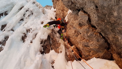 Filo d'Ambiez  Cima d'Ambiez - Filo d'Ambiez : Cima d'Ambiez Brenta Dolomites: Aldo Mazzotti establishing pitch 5