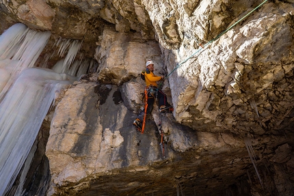 Sonnentanz Langental - Sonnentanz: Daniel Ladurner establishing pitch 4 (M7 WI5+), Langental, Dolomites