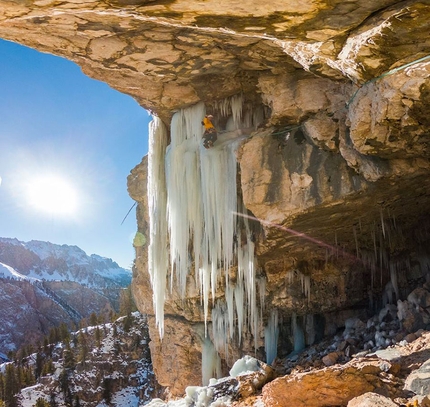 Sonnentanz Langental - Sonnentanz: Daniel Ladurner establishing pitch 4 (M7 WI5+), Langental, Dolomites