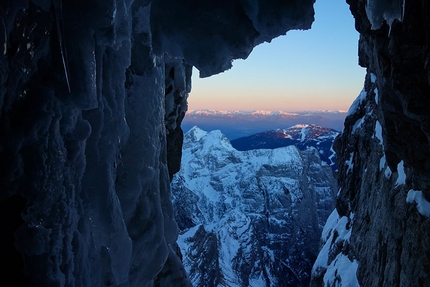 CRAM - Circolo Ricreativo Aziendale Mountime Cima Brenta - CRAM - Circolo Ricreativo Aziendale Mountime: Cima Brenta: la grotta a metà del quinto tiro