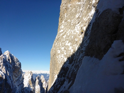 Caddymania Sassopiatto - Caddymania: Arriva il sole mentre Alessandro Baù raggiunge la prima sosta, Sassolungo Dolomiti