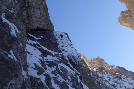 Caddymania Sassopiatto - Caddymania: Giovanni Zaccaria finalmente raggiunge la colata del secondo tiro, Sassolungo, Dolomiti