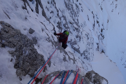 Caddymania Sassopiatto - Caddymania: Giovanni Zaccaria sulla neve inconsistente, Sassolungo, Dolomiti