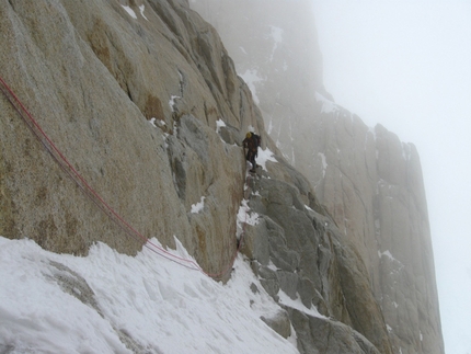 Supercanaleta, Fitz Roy, Patagonia - All'inizio del traverso dopo il Bloque Emprotado (L10)