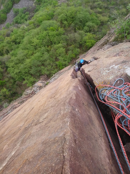 Anrainerproblem Vadena / Pareti di Monticolo - Anrainerproblem: Pareti di Monticolo, Bolzano: 4 tiro, fessura camino