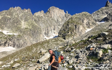 Via Giovanni Paolo II + Via Ottoz - Grivel Père Eternel Père Eternel - Aiguille de la Brenva - Via Giovanni Paolo II + Via Ottoz - Grivel Père Eternel: Aiguille de la Brenva. Per pietraie e ripidi prati ci avviciniamo al ghiacciaio.