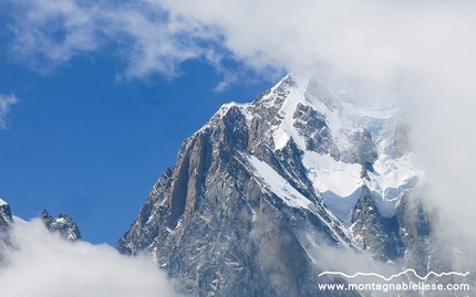 Via Giovanni Paolo II + Via Ottoz - Grivel Père Eternel Père Eternel - Aiguille de la Brenva - Via Giovanni Paolo II + Via Ottoz - Grivel Père Eternel: Aiguille de la Brenva. Squarcio tra le nubi sul Pilone Centrale del Freney.