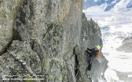 Via Giovanni Paolo II + Via Ottoz - Grivel Père Eternel Père Eternel - Aiguille de la Brenva - Via Giovanni Paolo II + Via Ottoz - Grivel Père Eternel: Aiguille de la Brenva. Dafne Munaretto sale verso la pertica.