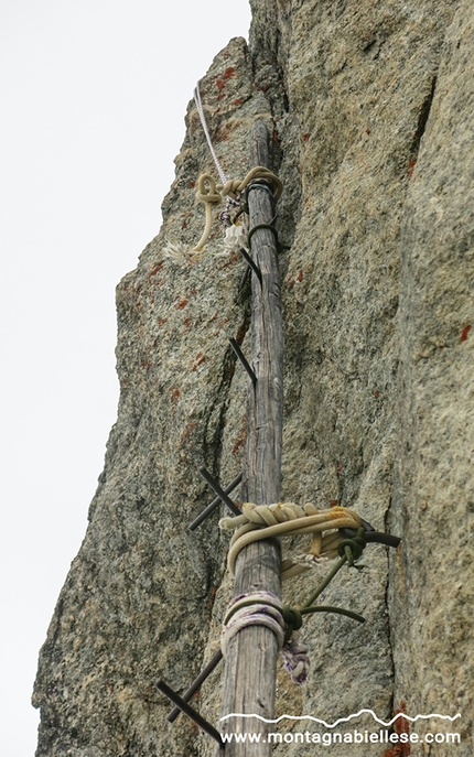 Via Giovanni Paolo II + Via Ottoz - Grivel Père Eternel Père Eternel - Aiguille de la Brenva - Via Giovanni Paolo II + Via Ottoz - Grivel Père Eternel: Aiguille de la Brenva. La famosa pertica.